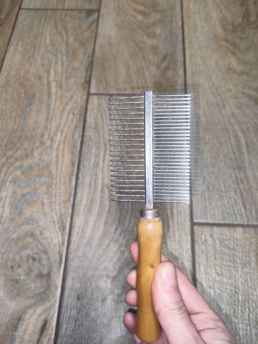 Расческа для вычесывания  шести у животных