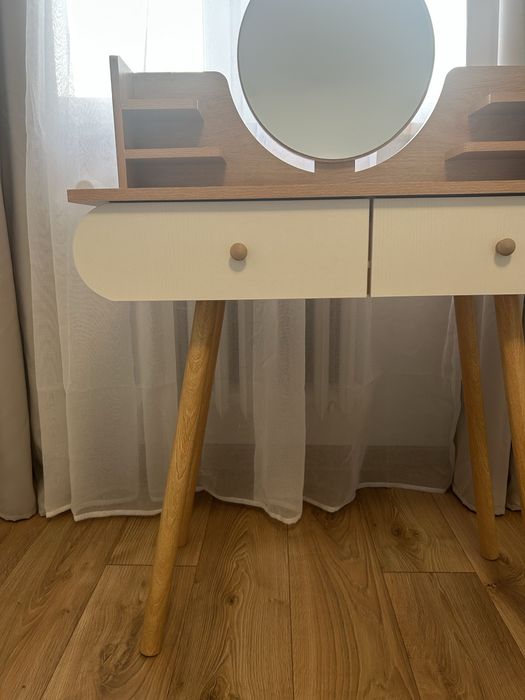 Toaletka z lustrem i dwoma szufladami