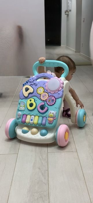 Продам дитячий толокар-столик