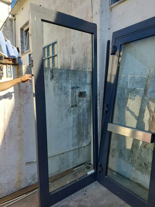 Porta de Entrada em Alumínio Cinza Antracite (2.40m) c/ Painéis e Vidro Duplo – Como Nova (c/ Entrega)