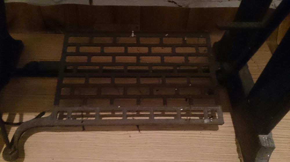 Zabytkowa maszyna z okresu wojennego