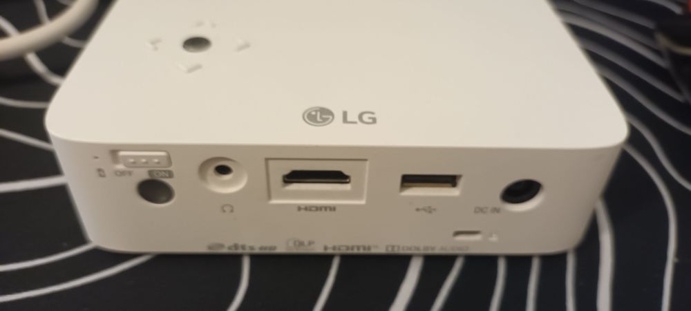 Projetor portátil LG CineBeam modelo PH30N
