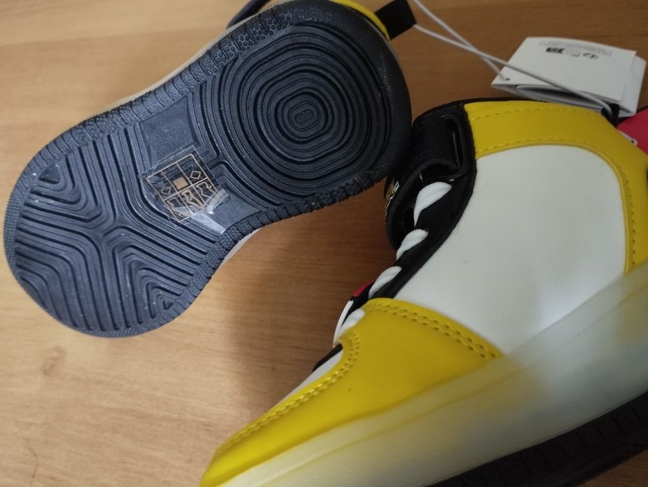 Buty rozmiar 23 ze świecącą podeszwą