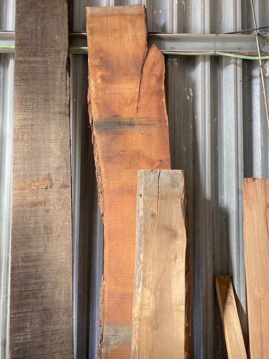 Pranchas, tábuas, peças de madeira rija