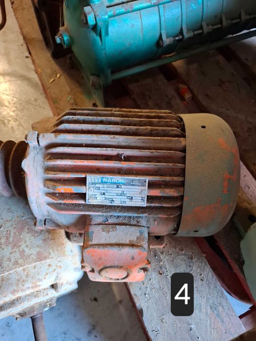 Vários motores elétricos trifásicos