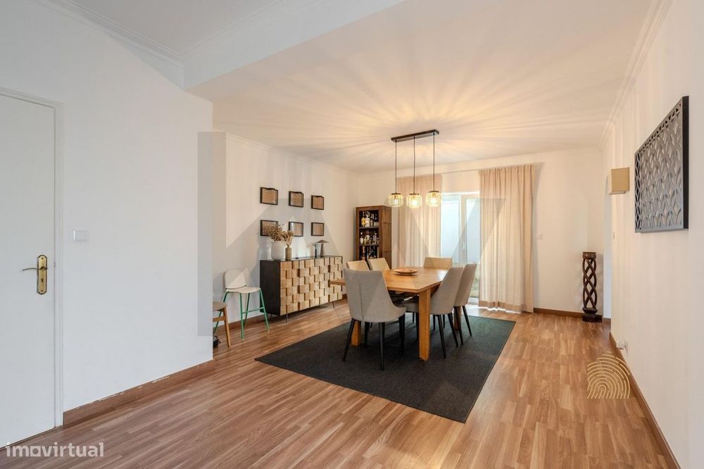 Moradia geminada T3 no centro da Parede, com 345 m2 de terreno, garage