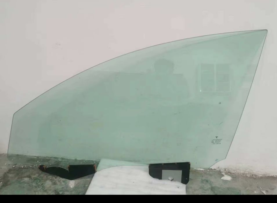 Скло дверки ліве переднє Tesla Model Y 2020-2024