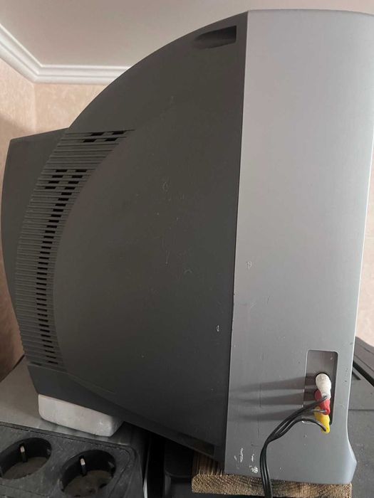 Продам телевизор Samsung + кріплення +Ресивер Т2 ТВ Romsat+2пульта