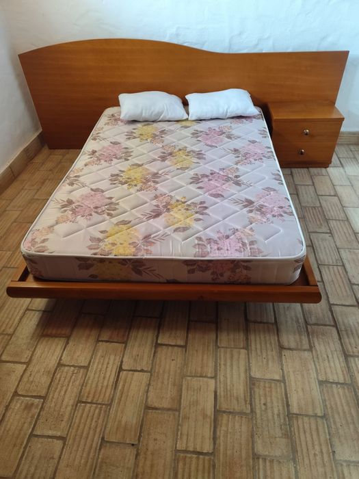 Cama de casal com mesas de cabeceira