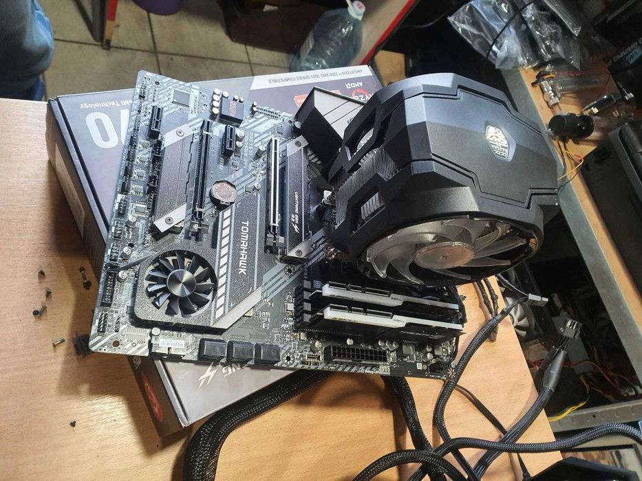 Материнская плата sAM4 MSI x570 tomahawk c Ryzen 5 5600x и кулер.