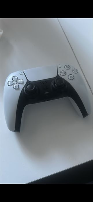 Pad ps5  dziala tylko na kablu