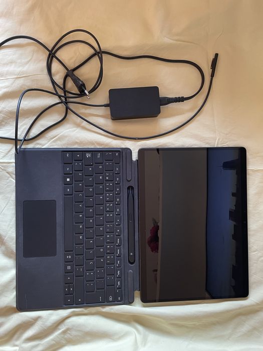 Microsoft Surface Pro 9 + teclado + caneta