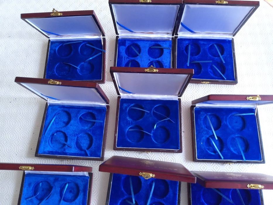 23726# Lote 9 estojos em madeira folheada NOVOS ( cada um leva 4 moedas com Diâmetro 40 mm)