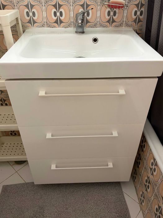 Armário de lavatório com lavatório branco