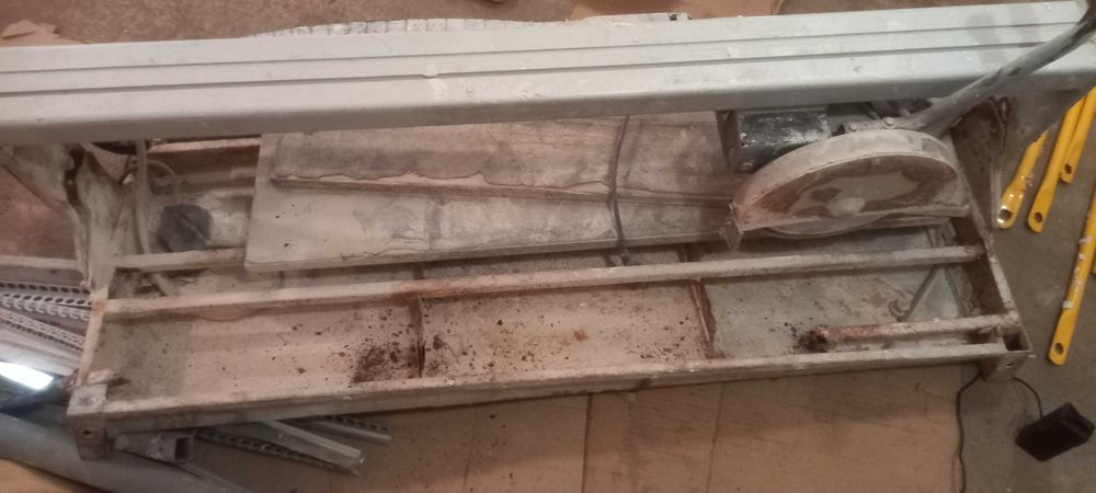 Плиткорез с двигателем