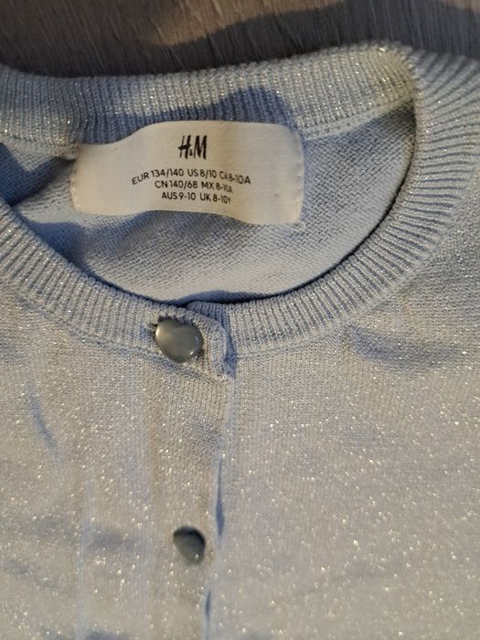 Komplet H&M błękitny brokatowy kardigan i spodnie r.134