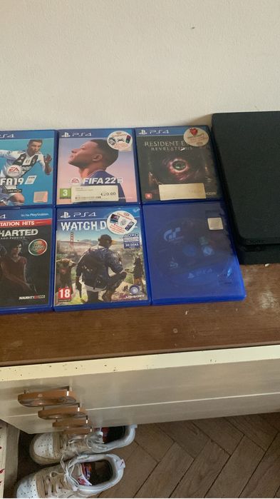 Vendo ps4 slim   Com jogos so nao tem comando