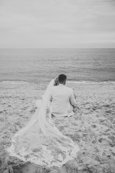 Piękna błyszcząca suknia ślubna z długim welonem