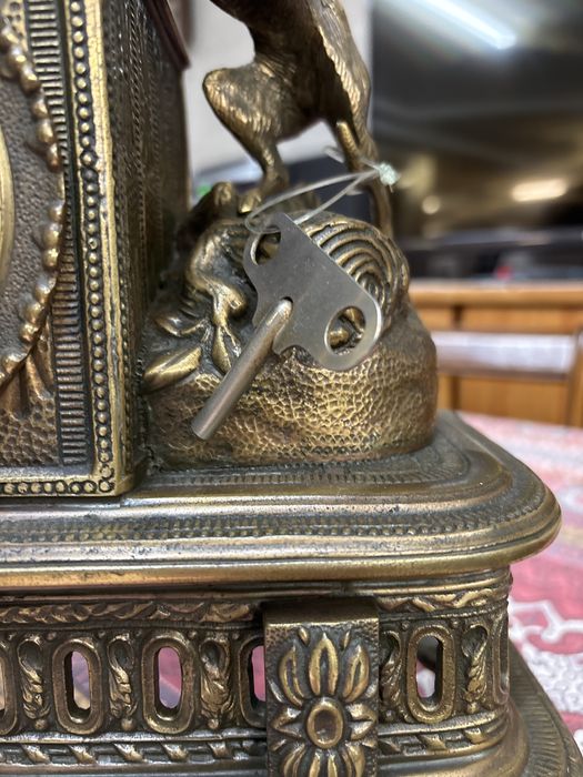 Relógio em bronze motivo caçador de corda