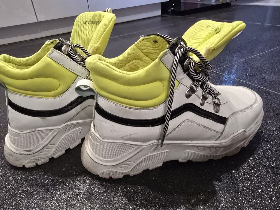 Buty używane z neonem