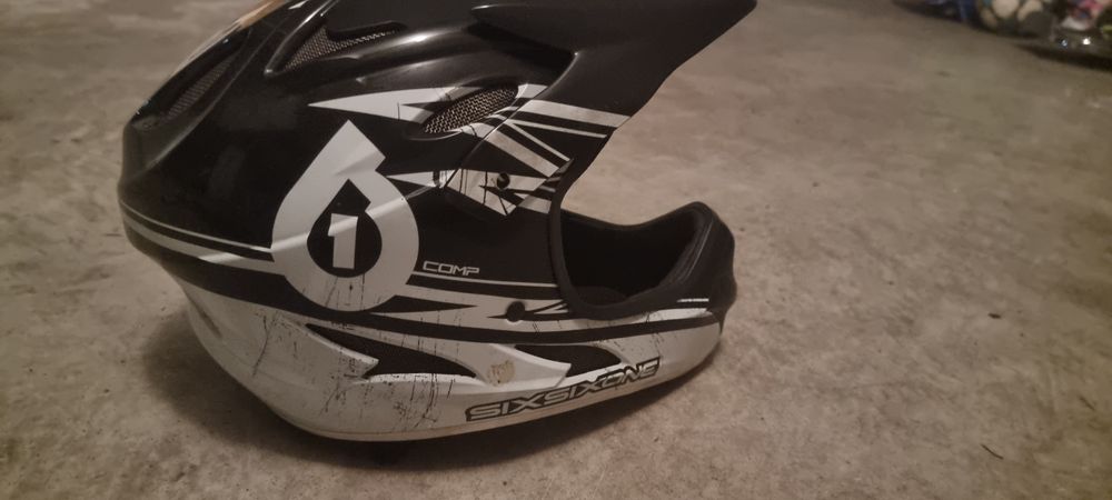 Vendo capacete de downhill / freeride da marca sixsixone.