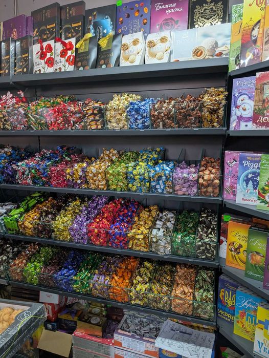 Стелажі для торгівлі (стелажі з гачками, касові зони, холодильники).