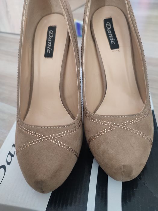 Szpilki damskie beżowe