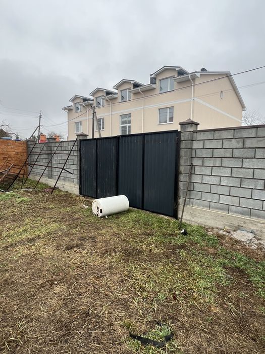 Продаю участок в центре Великодолинское.