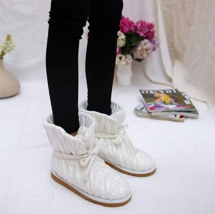 Чоботи, напівчоботи, черевики жіночі