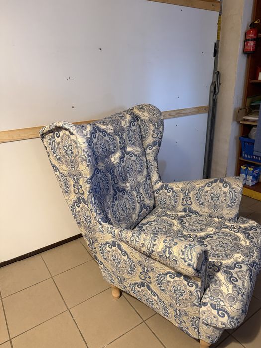 duży fotel we wzory niebieskie