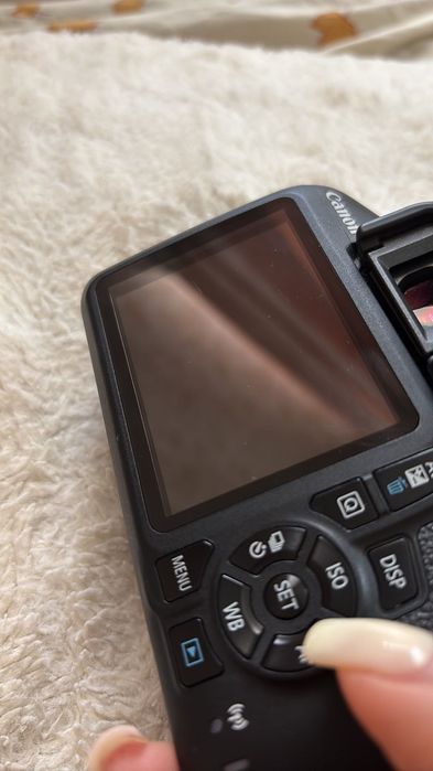 Фотоапарат Canon EOS 2000D