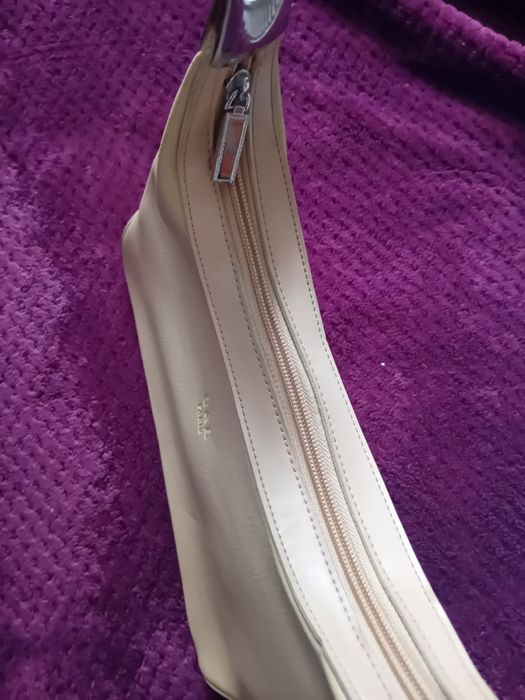 Mala  de ombro estilo hobo na cor bege/areia da C&L Paris