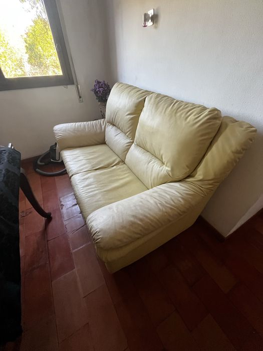 Sofá em pele amarelo