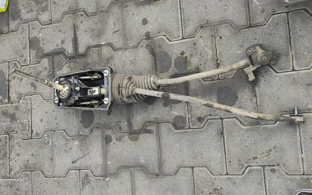 DRĄŻEK ZMIANY BIEGÓW  8D0711025AD 4B0717025E