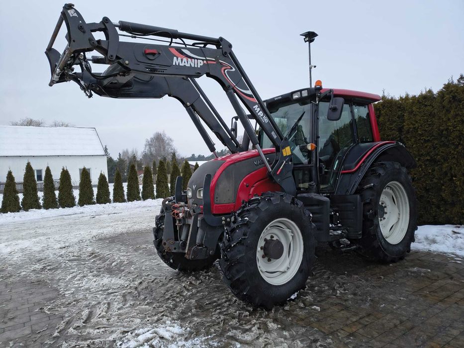 Valtra N101 z tuzem i ladowaczem