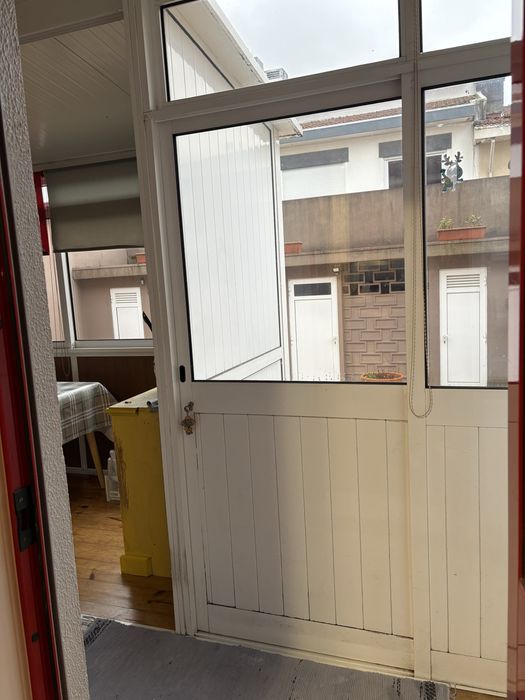 Alugo quarto junto ao metro de Santo Ovidio