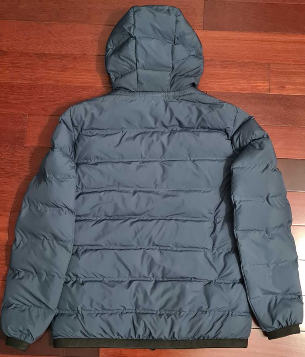 Casaco com capuz de  cor azul e da marca  Geox