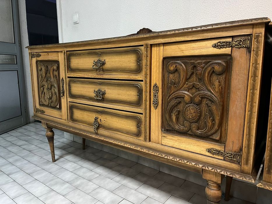 Aparadores vintage esculpidos à mão