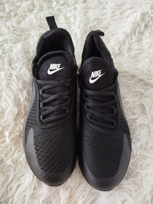 Nowe sportowe buty męskie.