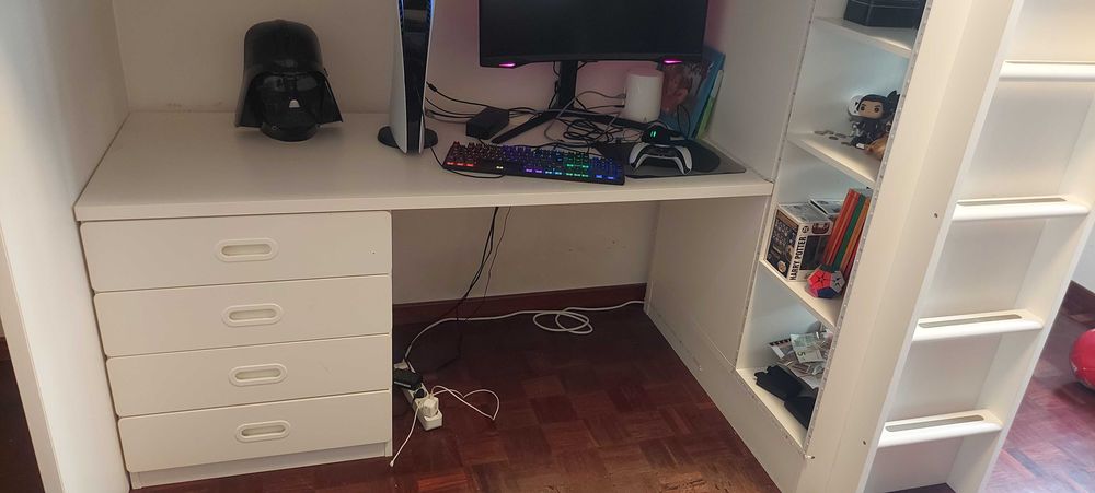 Quarto ikea smastad com secretaria, roupeiro e colchao