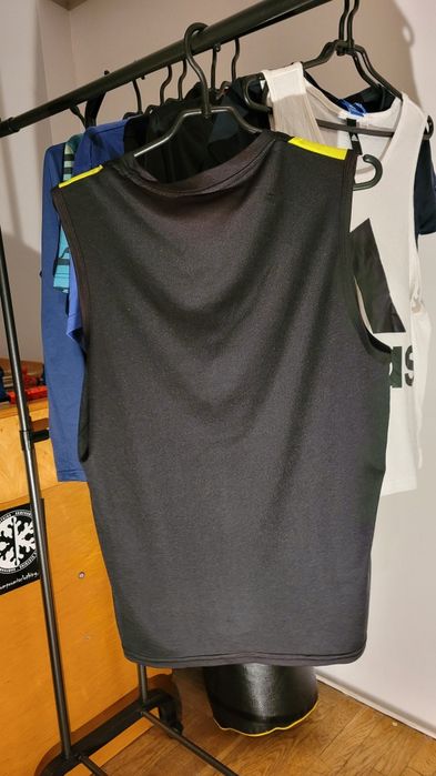 czarny podkoszulek treningowy Nike Dri-FIT z żółtymi detalami