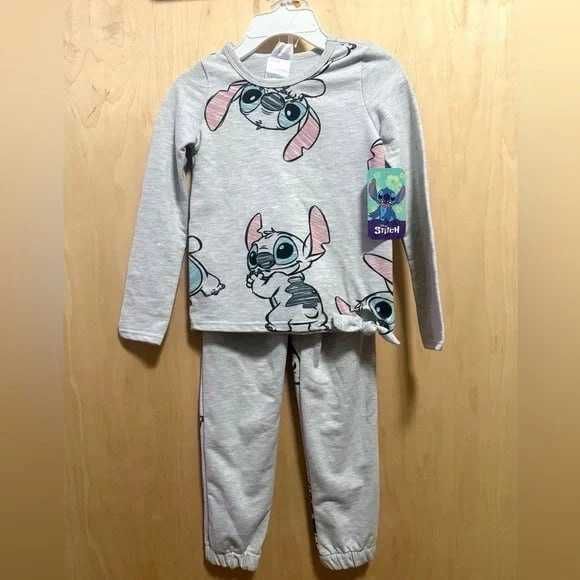 Bardzo ładna piżamka dla dziewczynki o wzroście 113 cm.