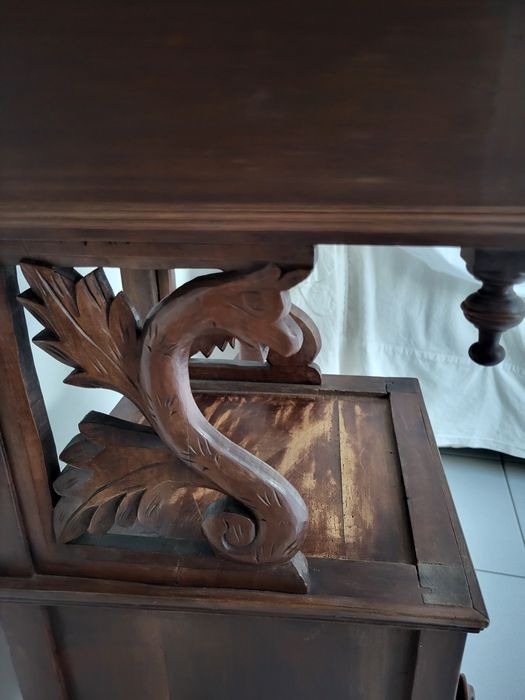 Mesa de cabeceira com tampo em mármore