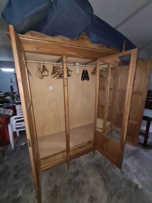 Roupeiro Vintage em Carvalho Maciço – Excelente Estado