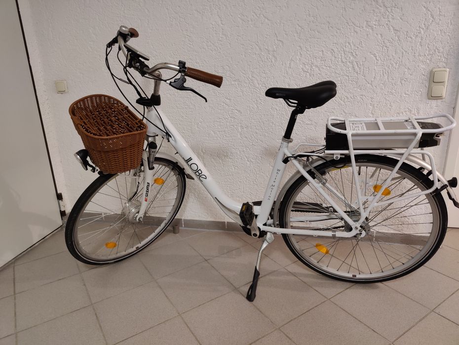 Damski rower ze wspomaganiem elektrycznym.