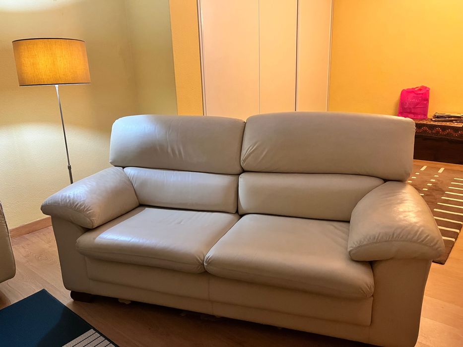 Sofá de Couro Bege