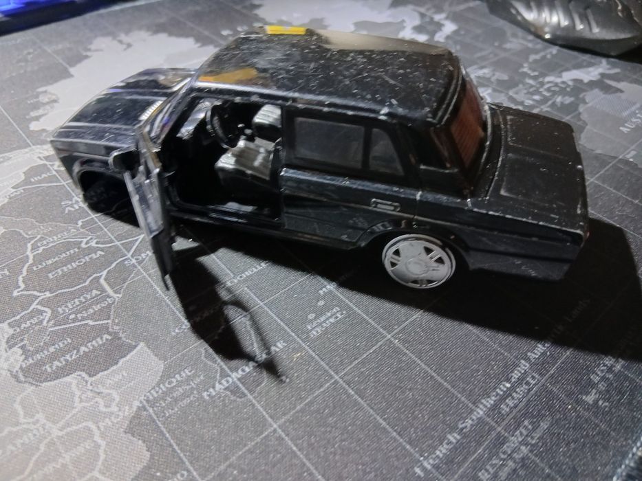 Продам машинки модельки металлические