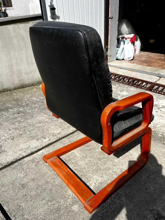 Skórzany czarny fotel konferencyjny, biurowy, drewniany