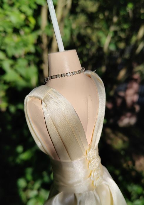 Stojak na biżuterię sukienka biała