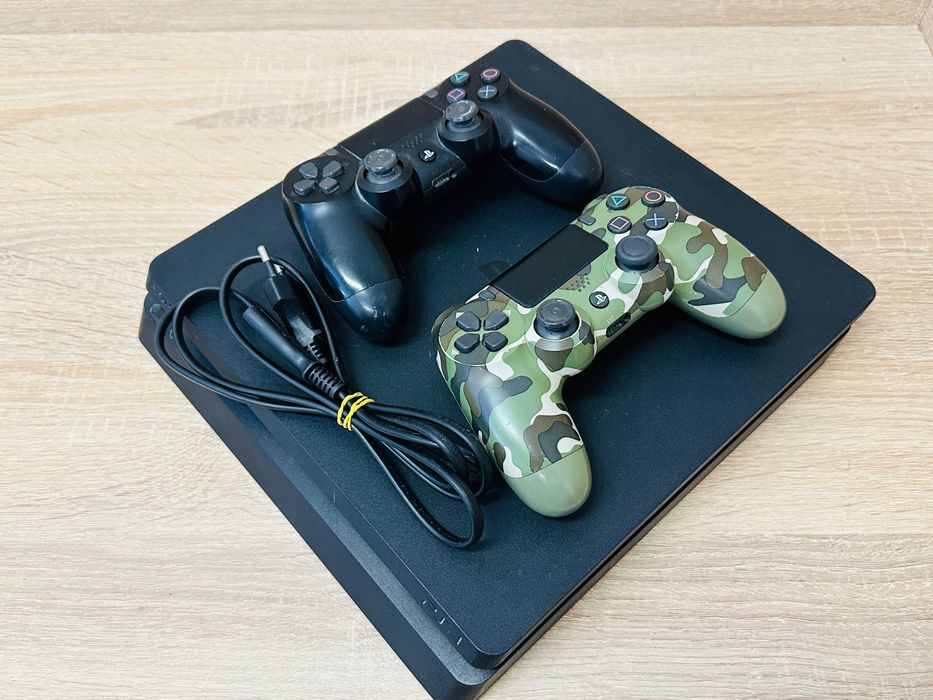 Konsola Sony PlayStation 4 Slim 1 TB + dwa pady Stan przeciętny Okazja!